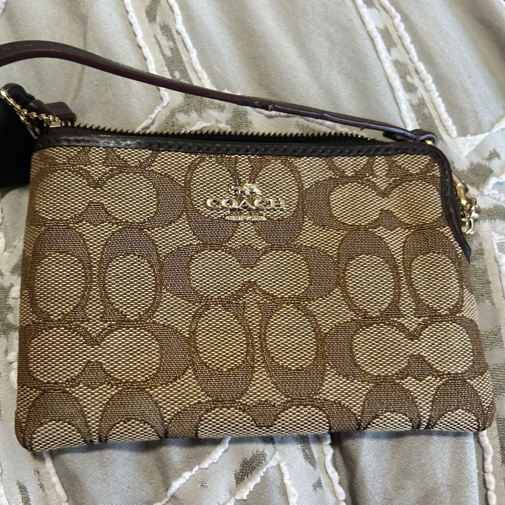Coach Corner Zip Wrislet in Khaki/Brown